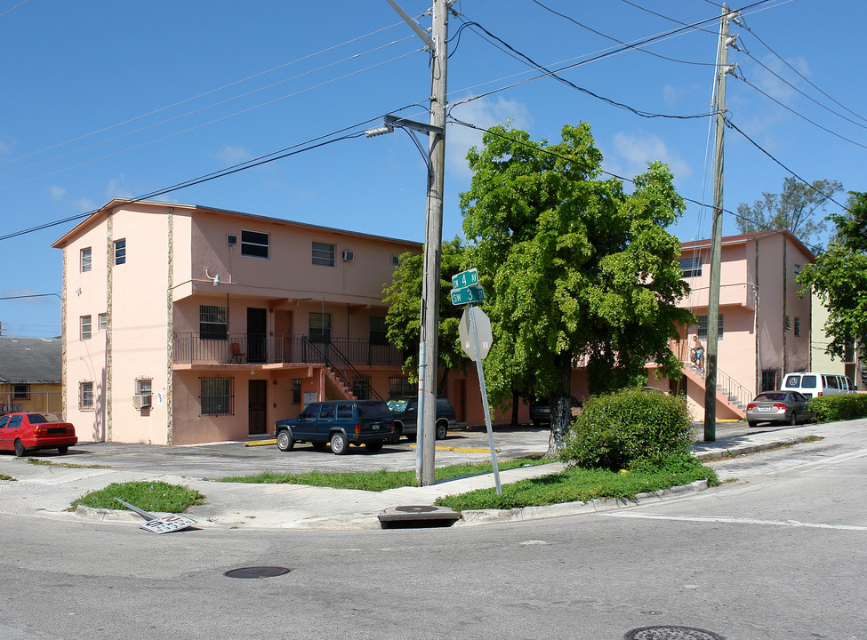 Casa Isabel in Miami, FL - Building Photo