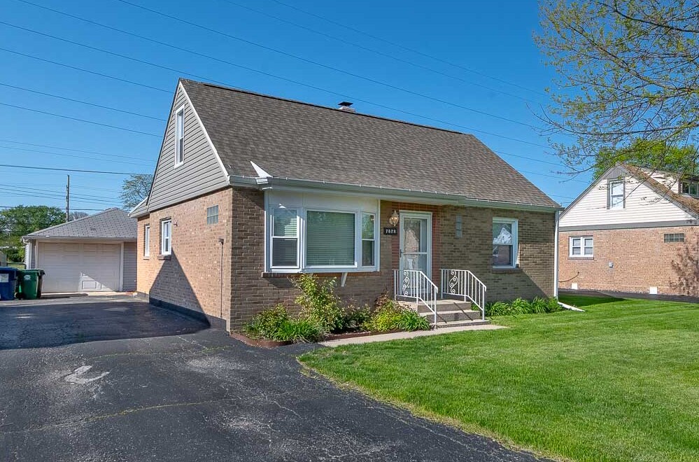 7828 Suburban Ln in Bridgeview, IL - Building Photo