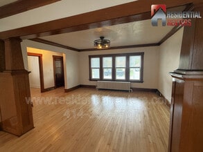 2033 S 82nd St in West Allis, WI - Building Photo - Building Photo