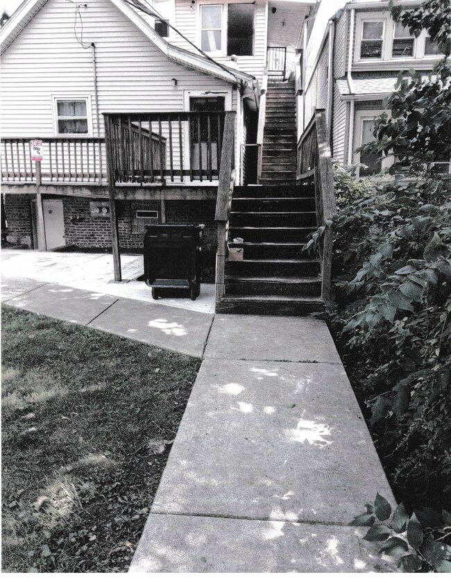 6842 S Lafayette Ave, Unit 2nd floor in Chicago, IL - Foto de edificio - Building Photo