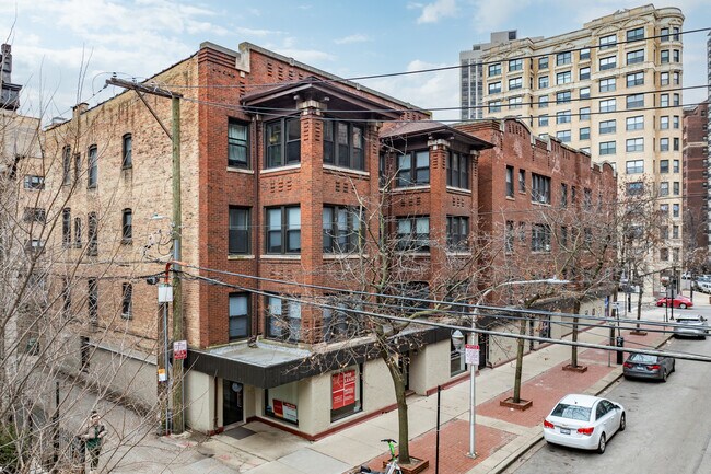 2811 N Pine Grove Ave in Chicago, IL - Building Photo - Building Photo