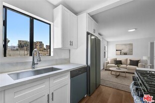 2627 San Marino St in Los Angeles, CA - Building Photo