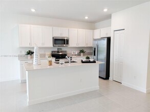 390 SE Crossoak Ln in Port St. Lucie, FL - Building Photo - Building Photo