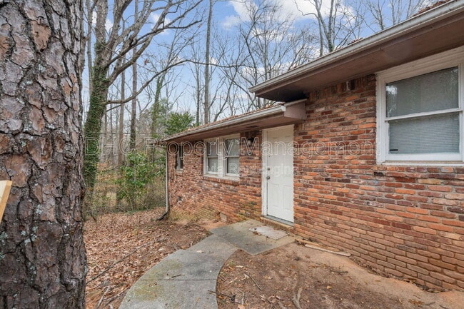 6501 Raymond Dr in Union City, GA - Building Photo - Building Photo
