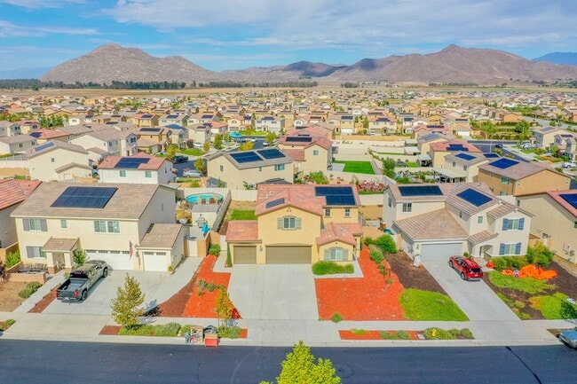 32184 Rambling Ct in Winchester, CA - Building Photo - Building Photo