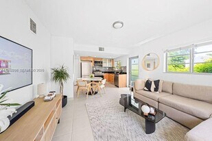 1050 7th St, Unit 1050-3 in Miami Beach, FL - Building Photo