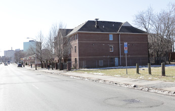 Villa Coqui in Hartford, CT - Foto de edificio - Building Photo