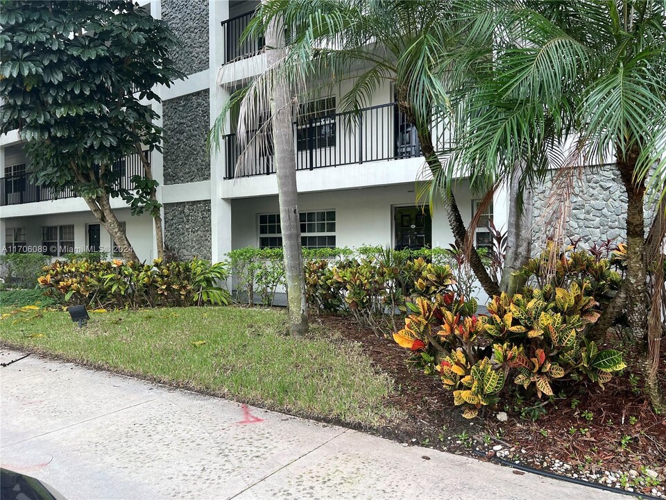 2900 N Course Dr in Pompano Beach, FL - Building Photo