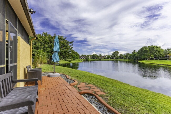 9119 Limetree Ln in Pembroke Pines, FL - Building Photo - Building Photo