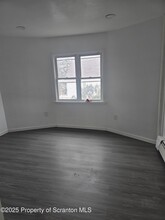 834 E Scott St in Olyphant, PA - Foto de edificio - Building Photo