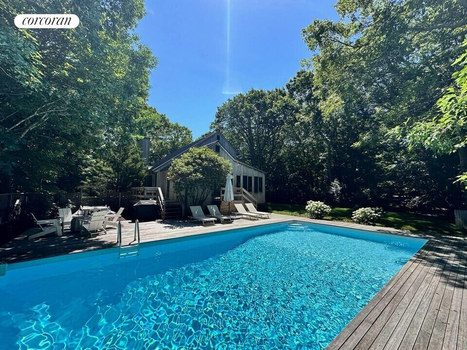 12 Orkney Rd in East Hampton, NY - Building Photo