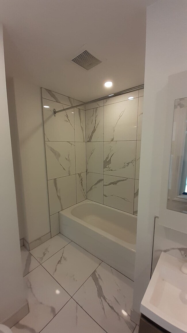 1067 Champigny Rue in St. Laurent, QC - Building Photo - Building Photo