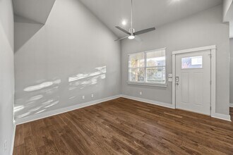 2051 S Florida Way in Fayetteville, AR - Foto de edificio - Building Photo