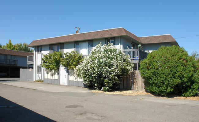 1161 Evans Dr in Santa Rosa, CA - Foto de edificio - Building Photo