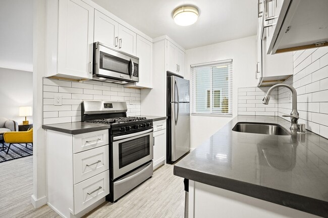 Kling Trio Apartments in Valley Village, CA - Foto de edificio - Building Photo