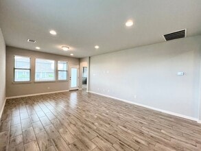 256 Wild Wind Trail in Jarrell, TX - Building Photo - Building Photo