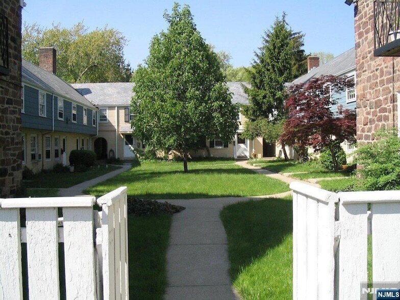 715 Cedar Ln in Teaneck, NJ - Foto de edificio