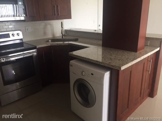 8185 NW 7th St-Unit -Apt 415 in Miami, FL - Building Photo - Building Photo