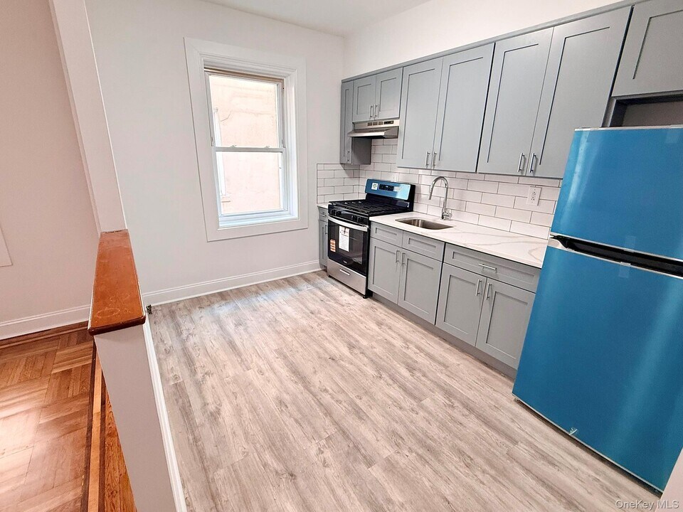 47-48-48 43rd St in Queens, NY - Building Photo