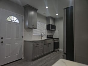 11645 Pope Ave in Lynwood, CA - Foto de edificio - Building Photo