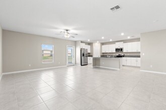 31603 Barrel Wave Way in Zephyrhills, FL - Building Photo - Building Photo