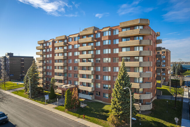 Jardins Porto Bello in St. Laurent, QC - Building Photo - Building Photo