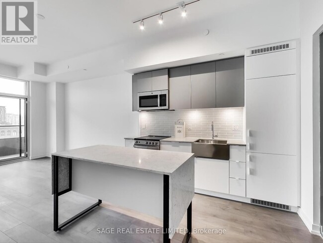270-270 Dufferin St in Toronto, ON - Building Photo - Building Photo