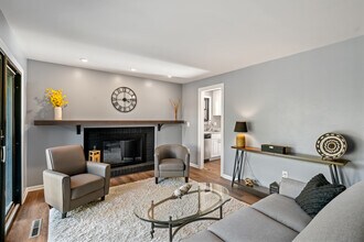 238 Woodbridge Dr in Pittsburgh, PA - Foto de edificio - Building Photo