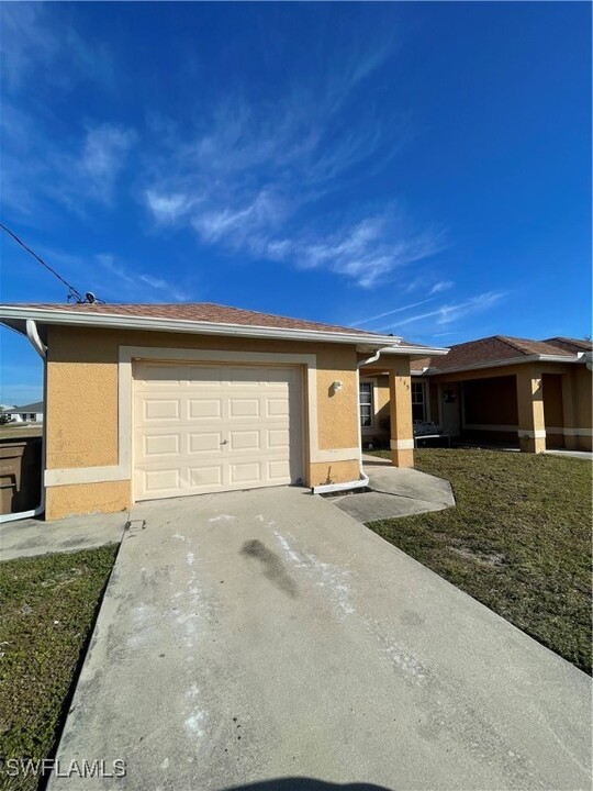 1715 SW 33rd Terrace in Cape Coral, FL - Building Photo