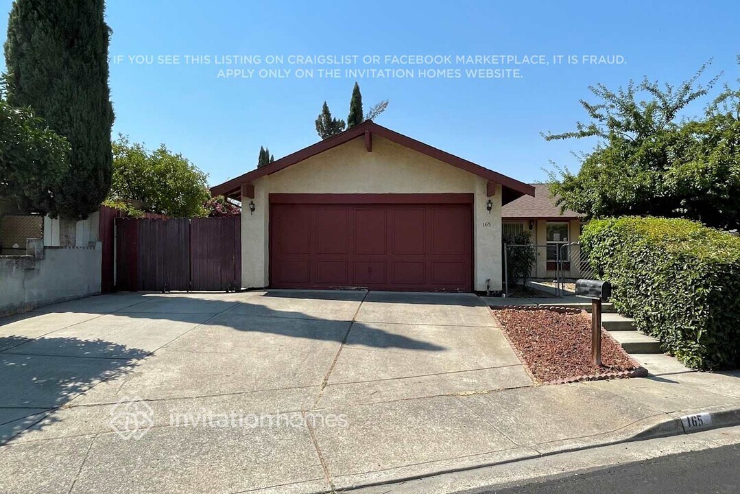 165 N Catamaran Cir in Pittsburg, CA - Building Photo