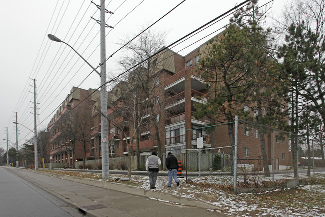 Woodlands Manor in Mississauga, ON - Building Photo - Building Photo