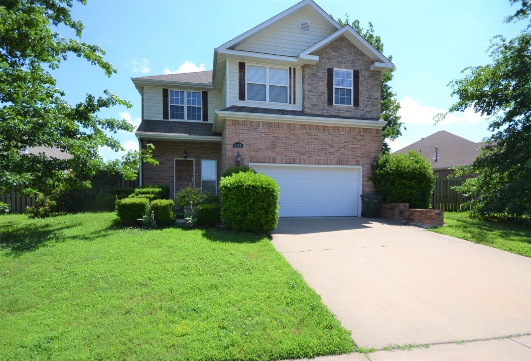 1964 Batsford Dr in Fayetteville, AR - Building Photo