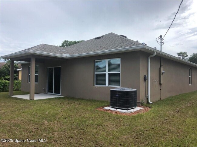 1650 Quaker Ln in Sebastian, FL - Building Photo - Building Photo