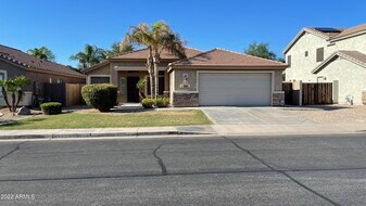 324 W Oriole Way in Chandler, AZ - Building Photo