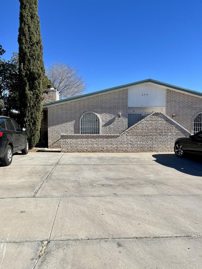 property at 2918 E Glen Dr