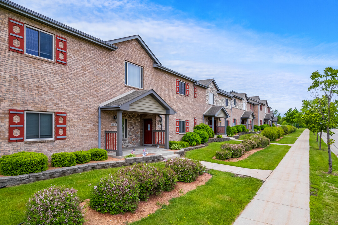 Lake Park Reserve in St. Francis, WI - Building Photo