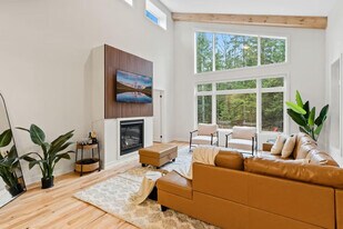 1051 Greensview Dr in Lake Of Bays, ON - Building Photo