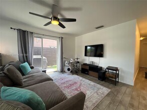 130 NW 57th St in Oakland Park, FL - Building Photo - Building Photo