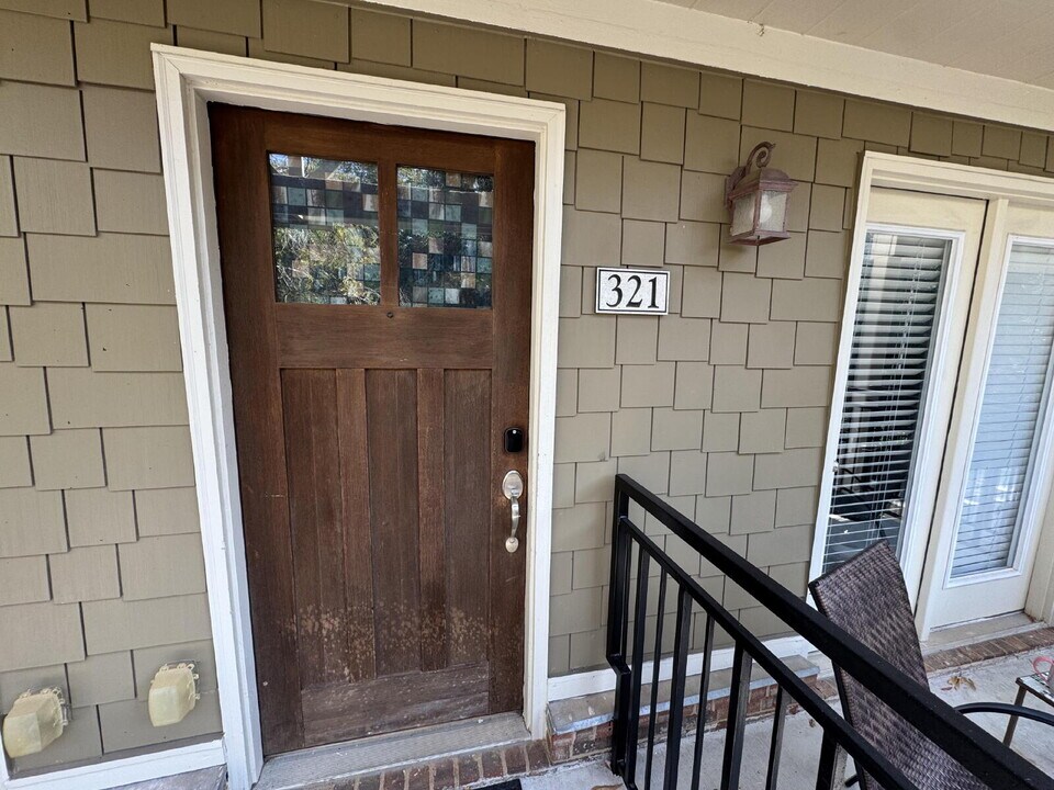 833 Old Greenville Hwy in Clemson, SC - Foto de edificio