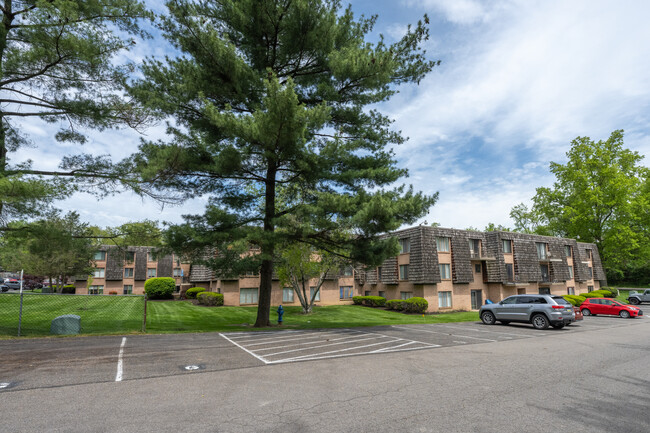 Forest Glenn Condominiums in Coraopolis, PA - Foto de edificio - Building Photo