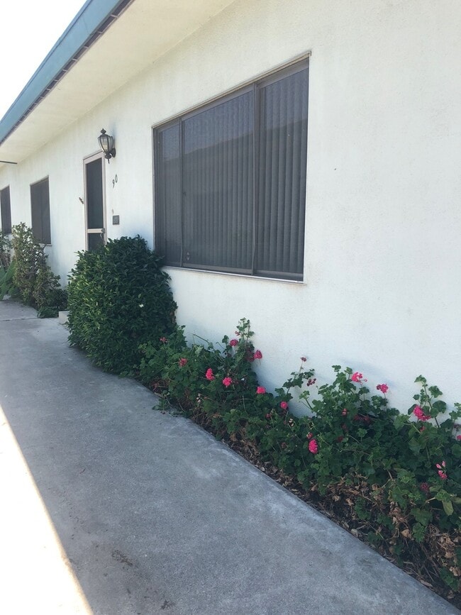90 N Dunning St in Ventura, CA - Foto de edificio - Building Photo