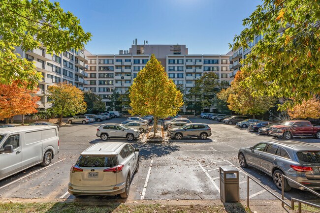 Chatham Condominiums in Arlington, VA - Foto de edificio - Building Photo