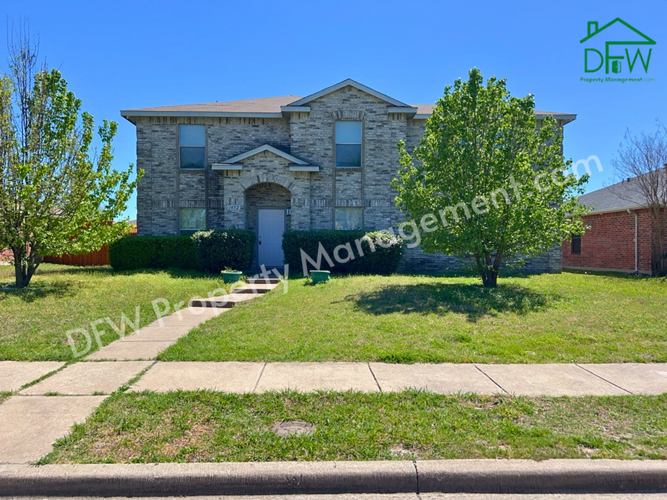 1452 Gentle Rain Dr in Lancaster, TX - Building Photo