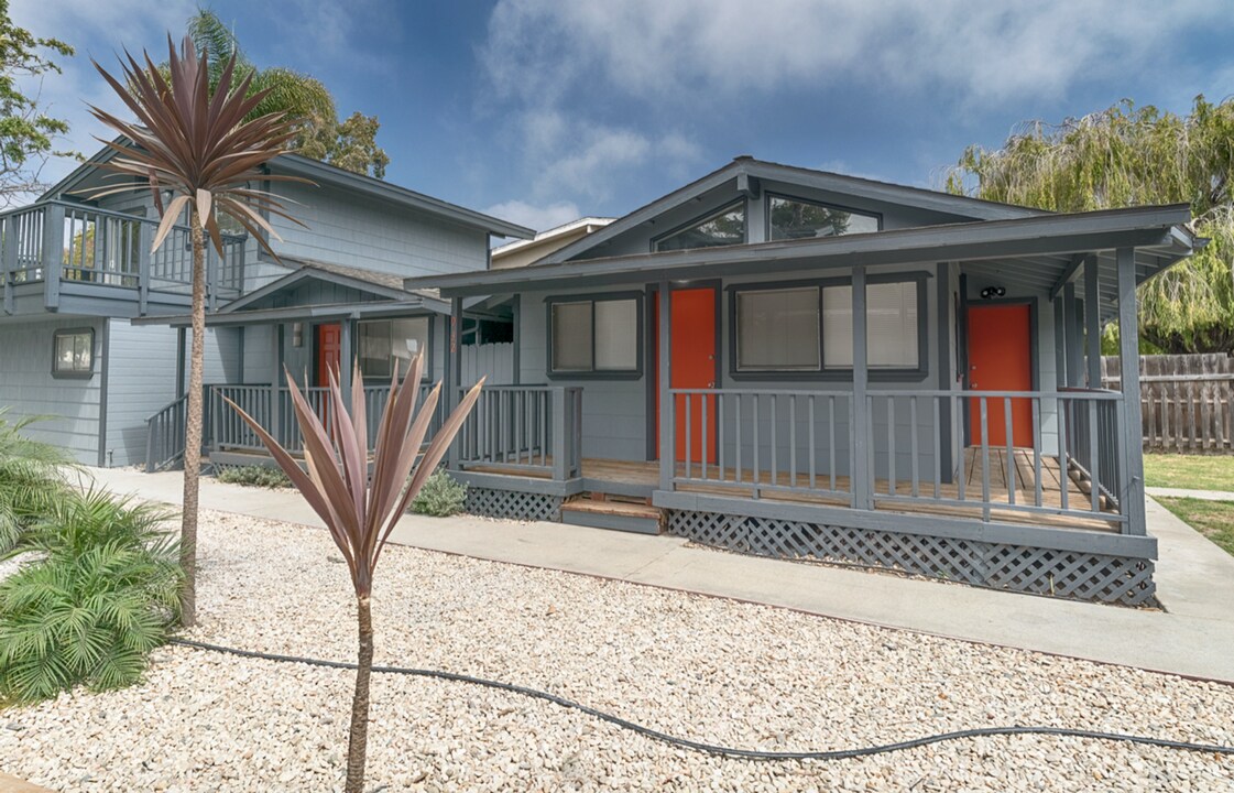 932 Camino Del Sur in Isla Vista, CA - Building Photo