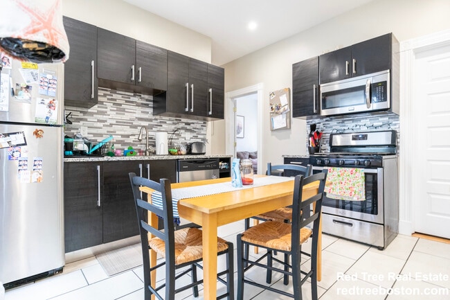 35 Harbor View St, Unit 3 in Boston, MA - Building Photo - Building Photo