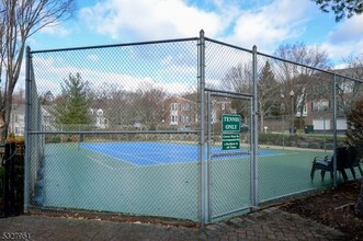 216 4 Seasons Dr in Wayne, NJ - Foto de edificio - Building Photo