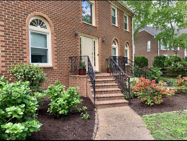 property at 805 De La Fayette Ct