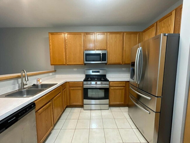 1207 Brookdale Dr in Carpentersville, IL - Building Photo - Building Photo