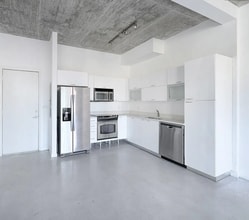 234 NE 3rd St, Unit 705 in Miami, FL - Foto de edificio - Building Photo