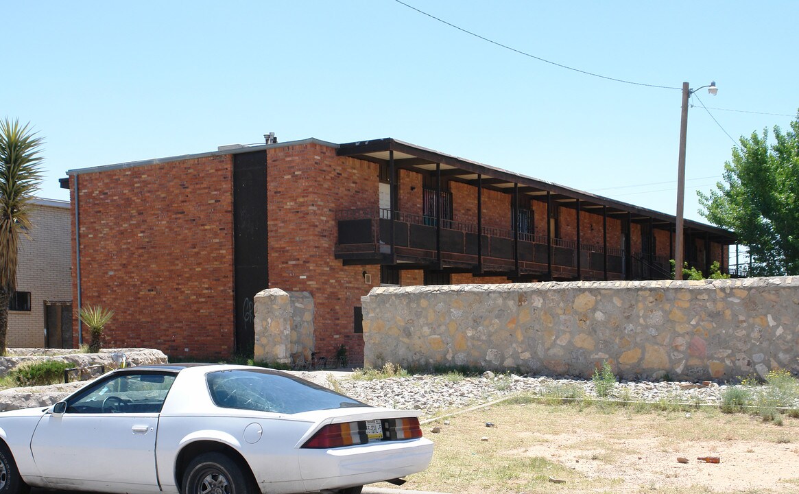 Las Brisas Apartments in El Paso, TX - Building Photo